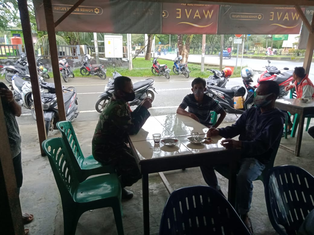 Semangat Babinsa Mengajak Warga Binaannya untuk Patuhi Prokes