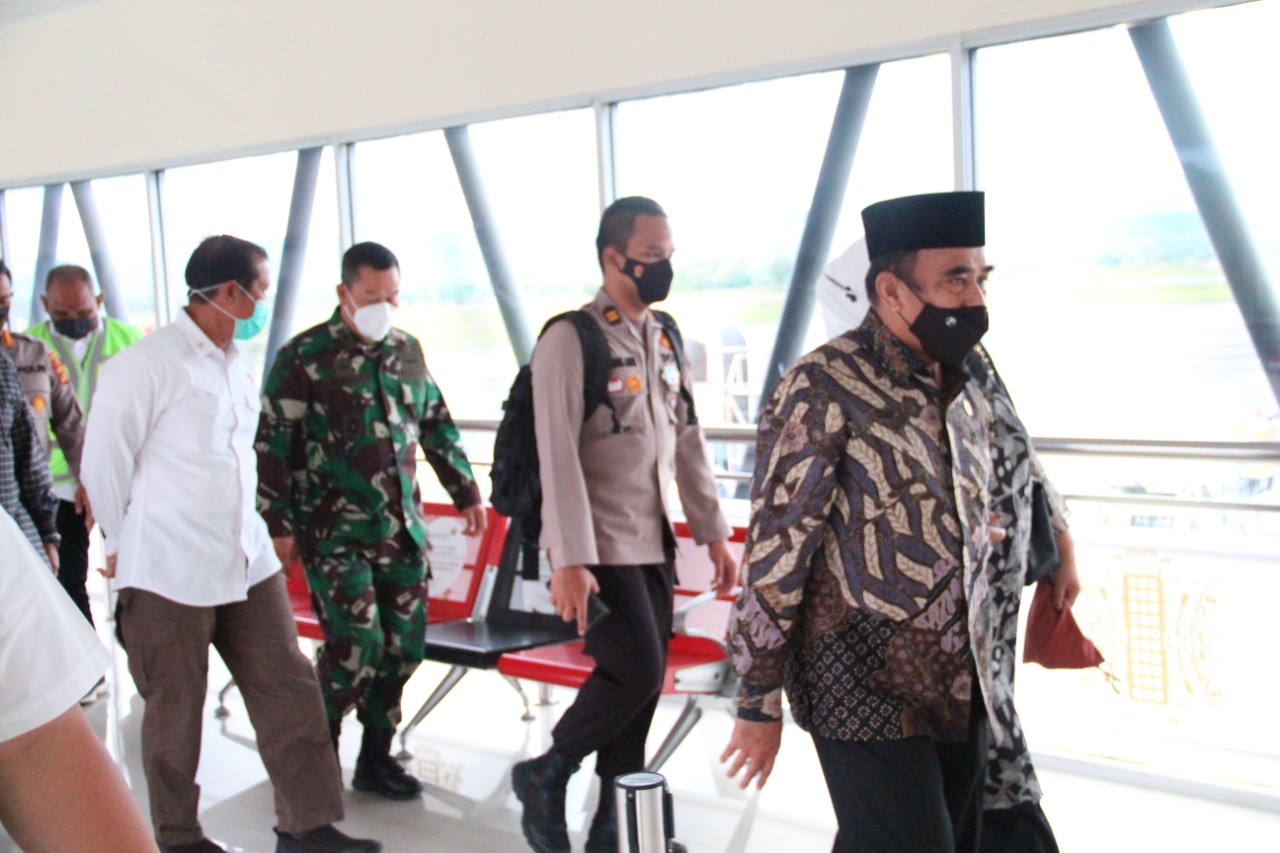 Kapoksahli Pangdam IM Antar Menag Fachrul Razi ke Bandara SIM