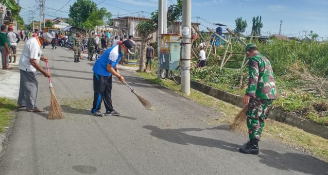 Anggota Koramil 21/Kota Sigli Gotroy Bersihkan Jalan Bersama Warga