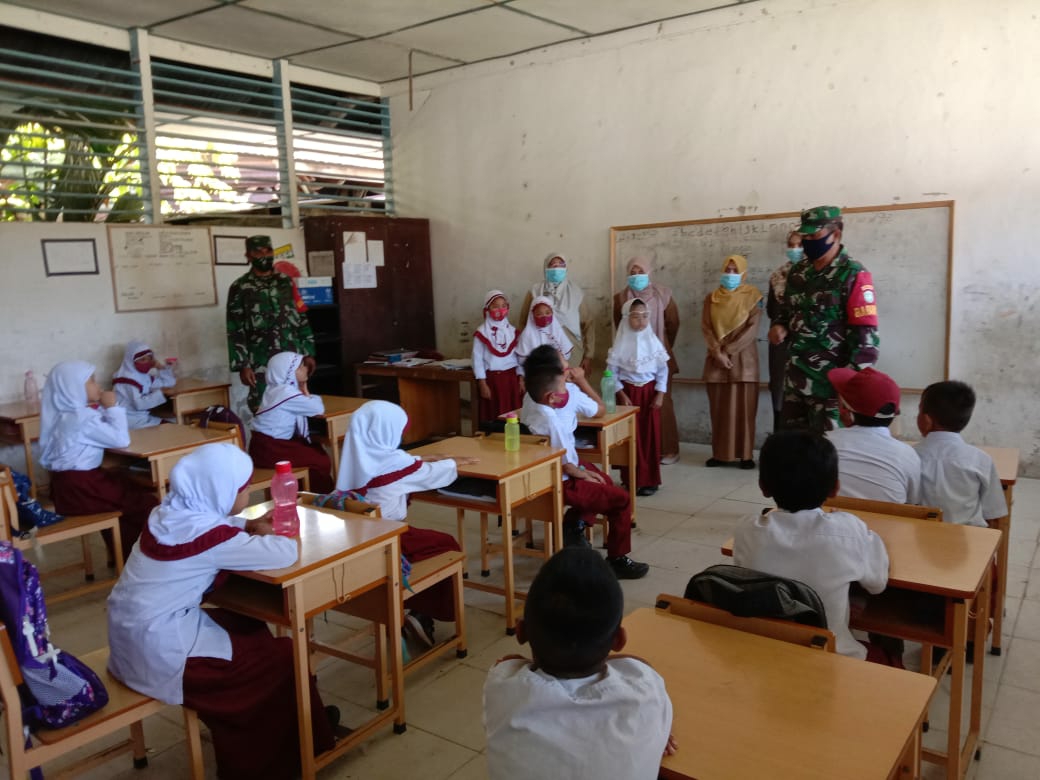 Babinsa koramil 09/Trumon Kembali Lakukan Pembinaan dan Pendisiplinan Protkes di Rumah Sekolah