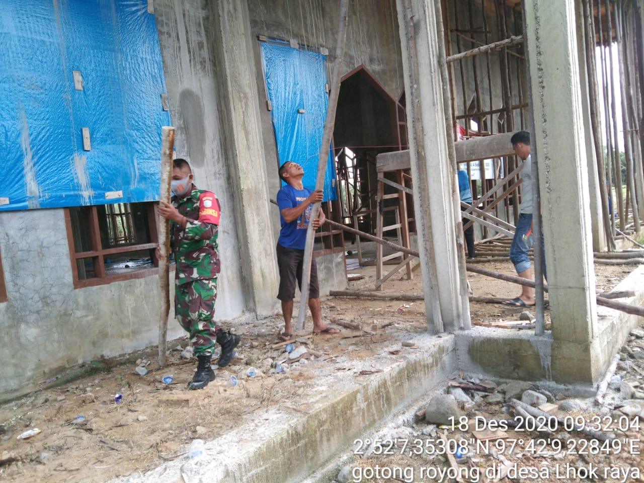 Babinsa Koramil 09/Trumon Ikut Bergotong Royong Bongkar Papan Mal Masjid