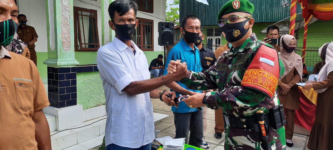 Dandim Semeulue Bersama Forkopimda Menyerahkan Alsintan Kepada Kelompok Tani