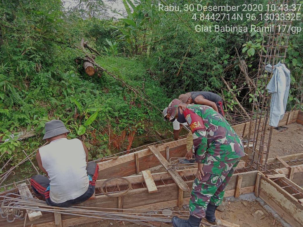 Babinsa Koramil 17/Geumpang Bantu Pembuatan Kamar Mandi Dayah