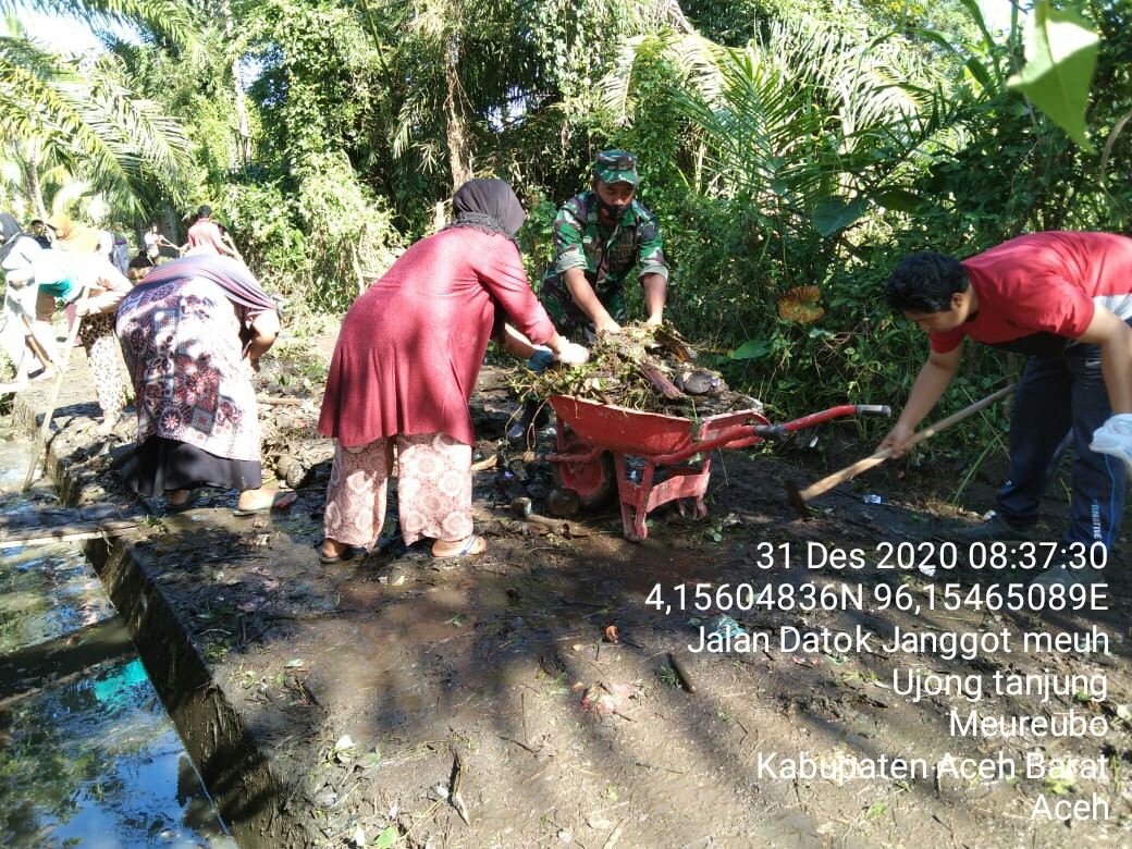 Babinsa Koramil 04/ Mrb Gotong Royong Bersama Masyarakat