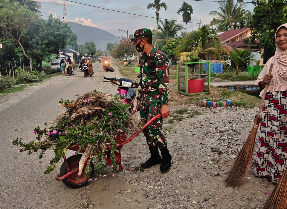 Jum’at Bersih, Personil Babinsa Koramil 13/Kluet Timur Bersama Warga Bersihkan Lingkungan