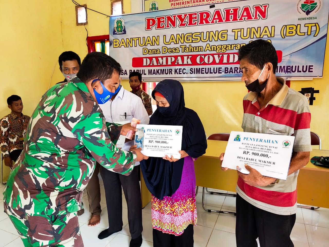 BABINSA MENGAWAL PENYALURAN BLT DI DESA BABUL MAKMUR