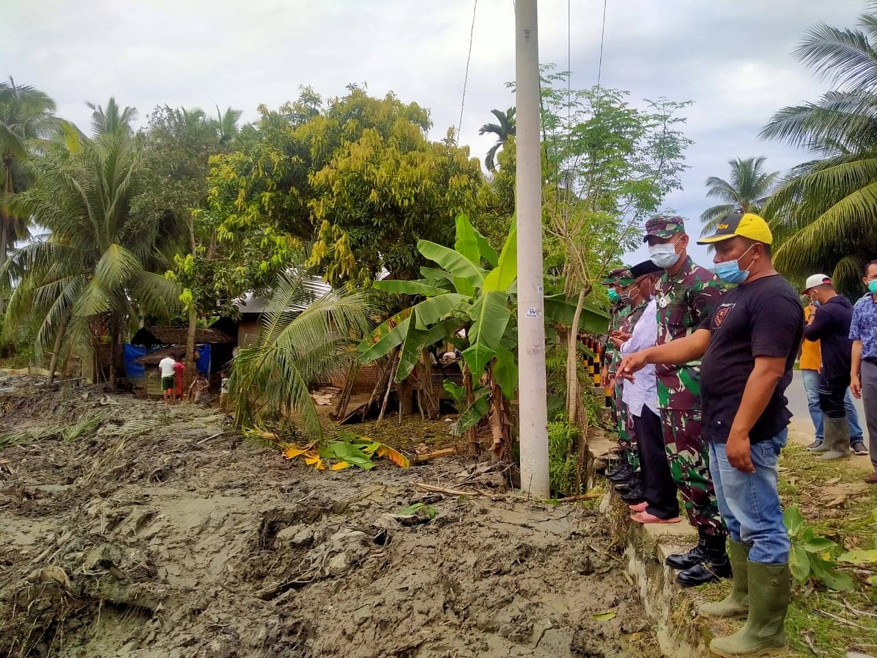 Pencegahan Banjir, Danrem Baskoro Tinjau Pekerjaan Pengerukan Muara Sungai