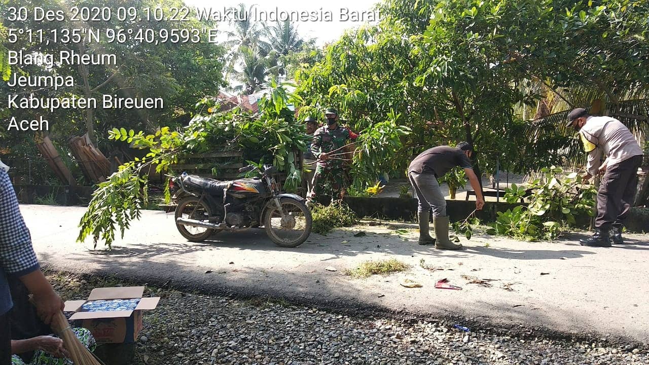 Babinsa dan Babinkamtibmas dan Masyarakat Gotong Royong