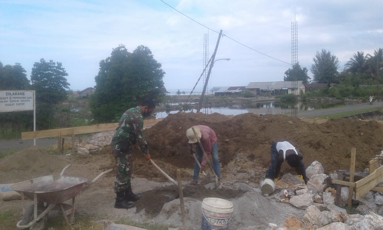 Babinsa Serda Afit Zaeni Agus Gotong-Royong Bantu Warga