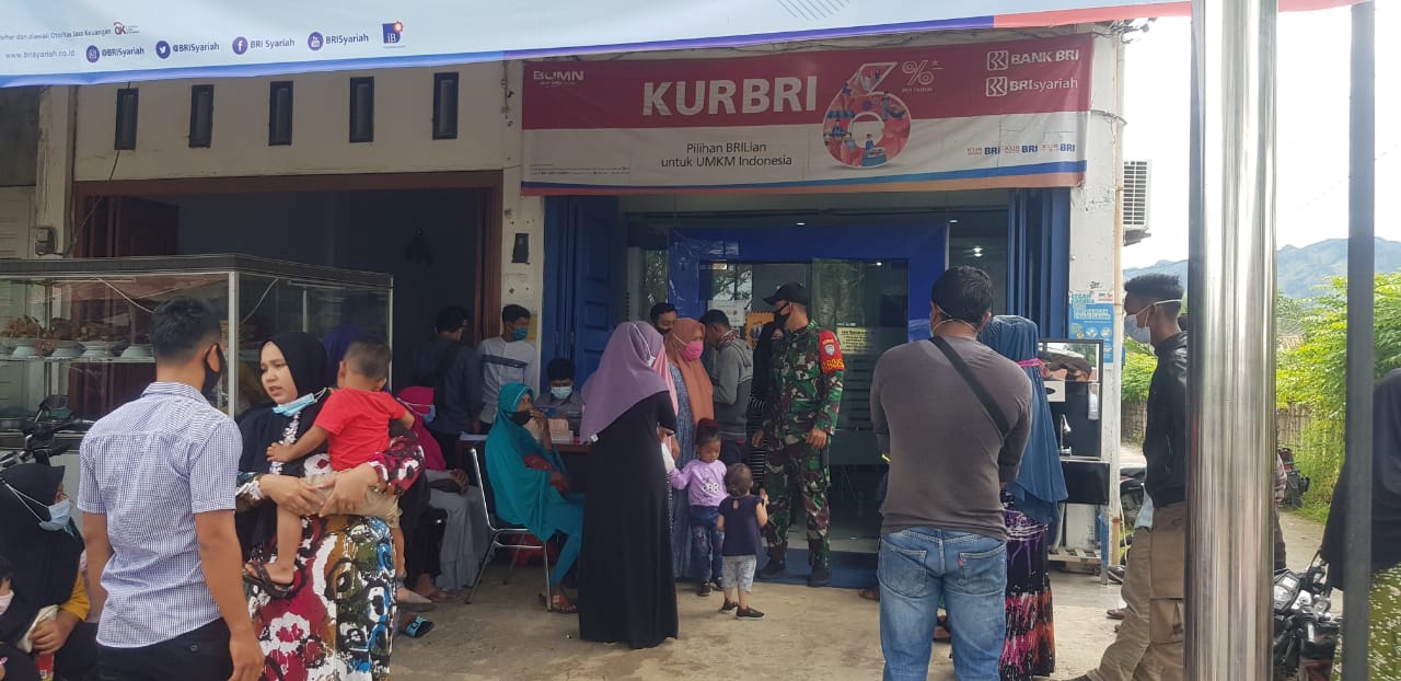 Koramil 03/Lhoknga Bersama Polsek Lhoknga Himbau Para Nasabah Tetap Jaga Jarak