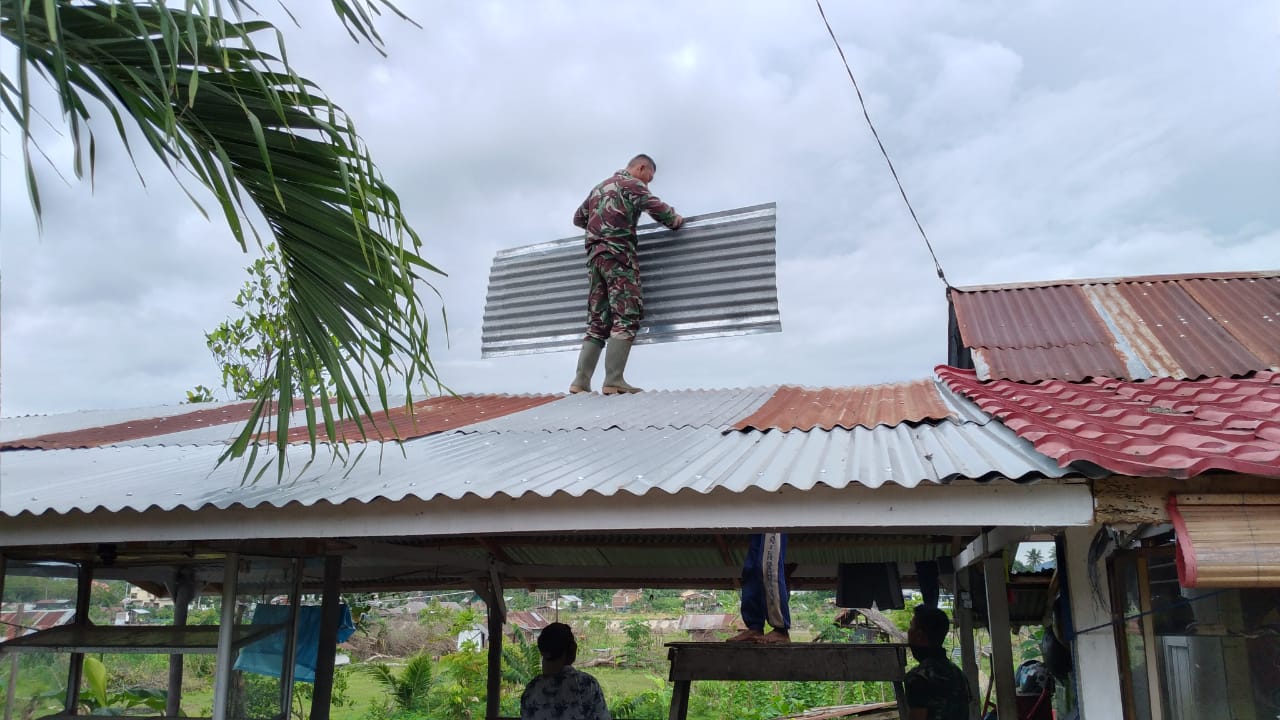 Babinsa Sertu Lukman Hakim Bantu Warga Benahi Atap Rumah