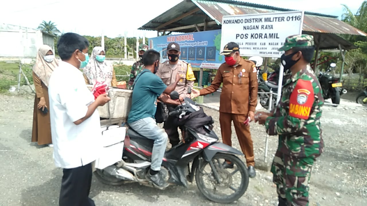 Cegah Penyebaran Covid-19 Babinsa Besama Bhabinkamtibmas dan Muspika Bagikan Masker Gratis