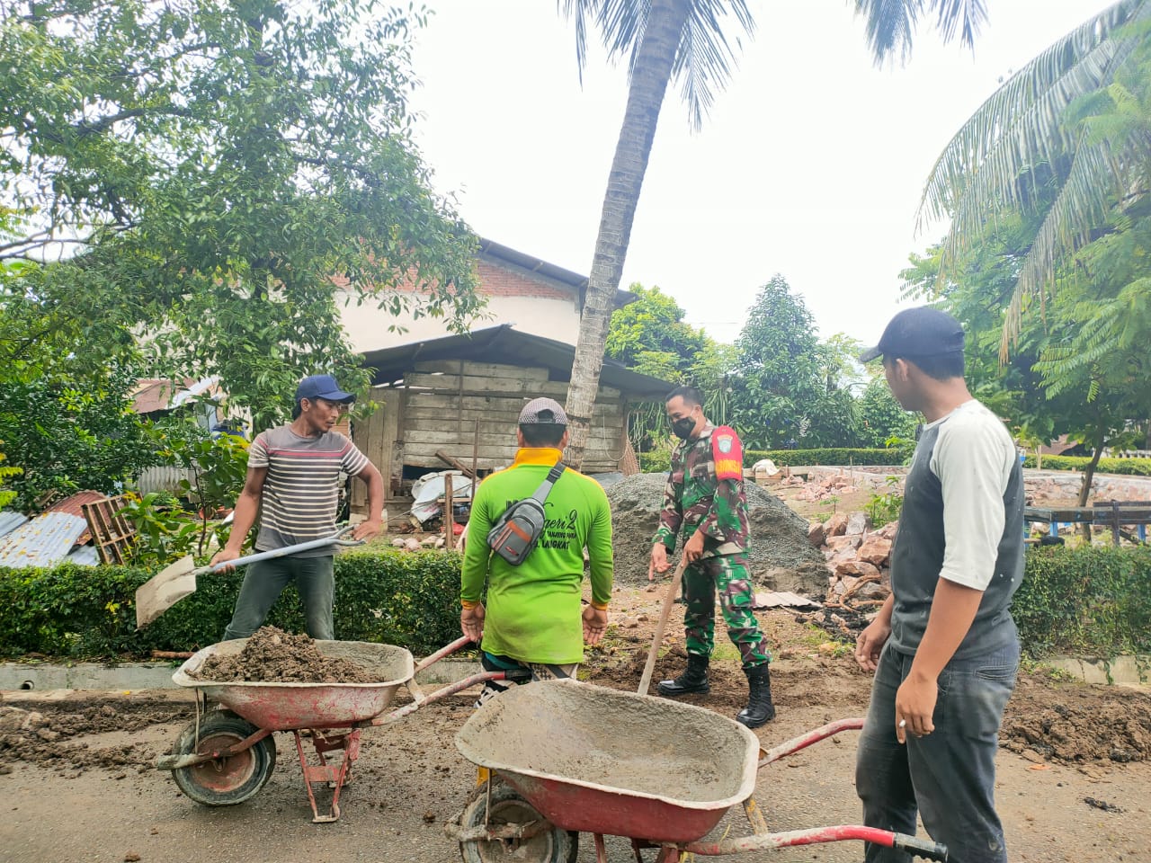 Gotong-Royong Ajang Babinsa Manunggal dengan Rakyat Binaan