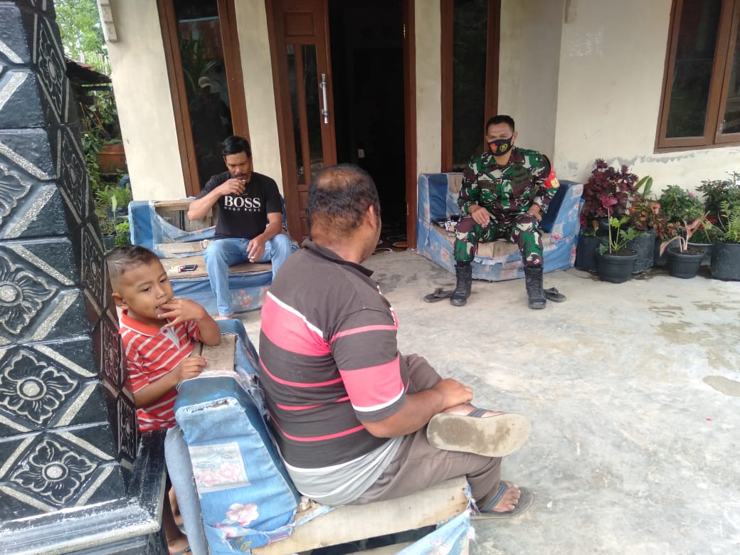 Cerita Babinsa Saat Komsos Bersama Warga Desa Binaan