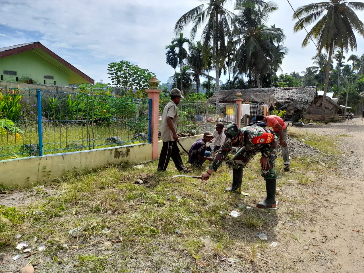 Babinsa Posramil Peusangan Selatan Gotong Royong Bersama Masyarakat