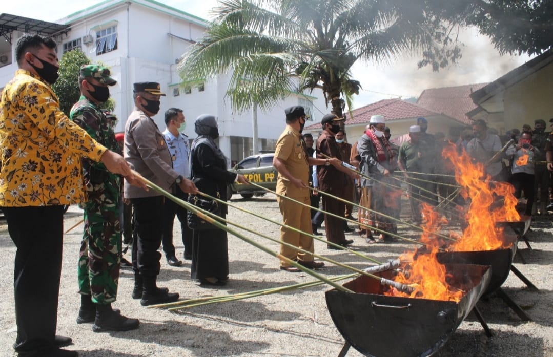 Dandim Bersama Forkopimda Agara Musnahkan Barang Haram