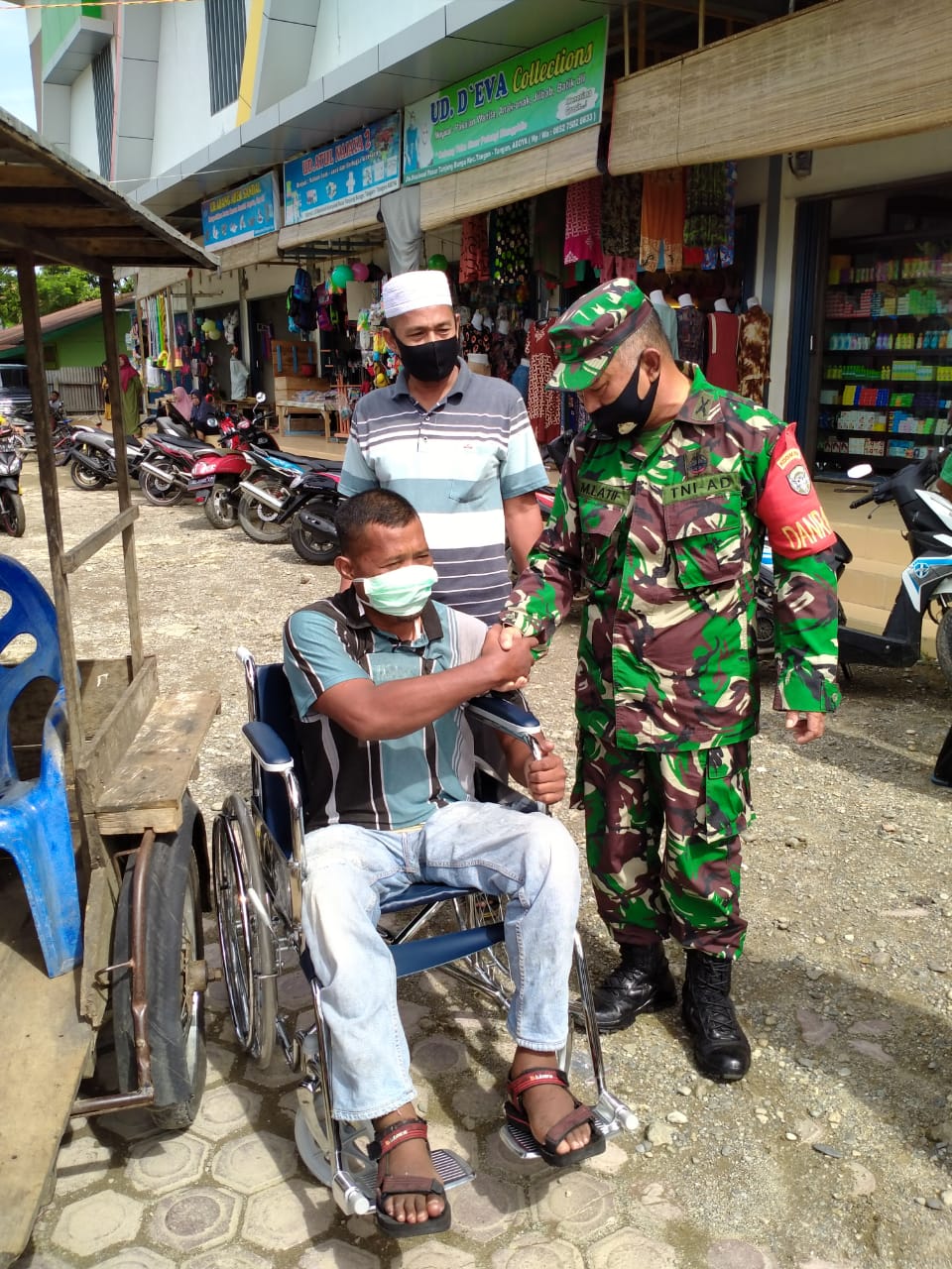 Danramil 06 Manggeng Serahkan Kursi Roda untuk Desa Blang Padang yang Lumpuh