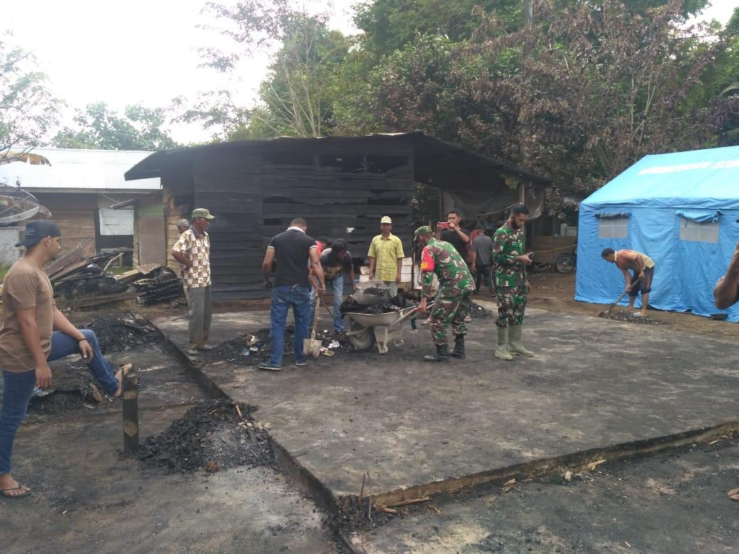 Bantu Korban, Para Babinsa Koramil Dan Warga Gotong-royong Bersihkan Puing-puing Sisa Kebakaran