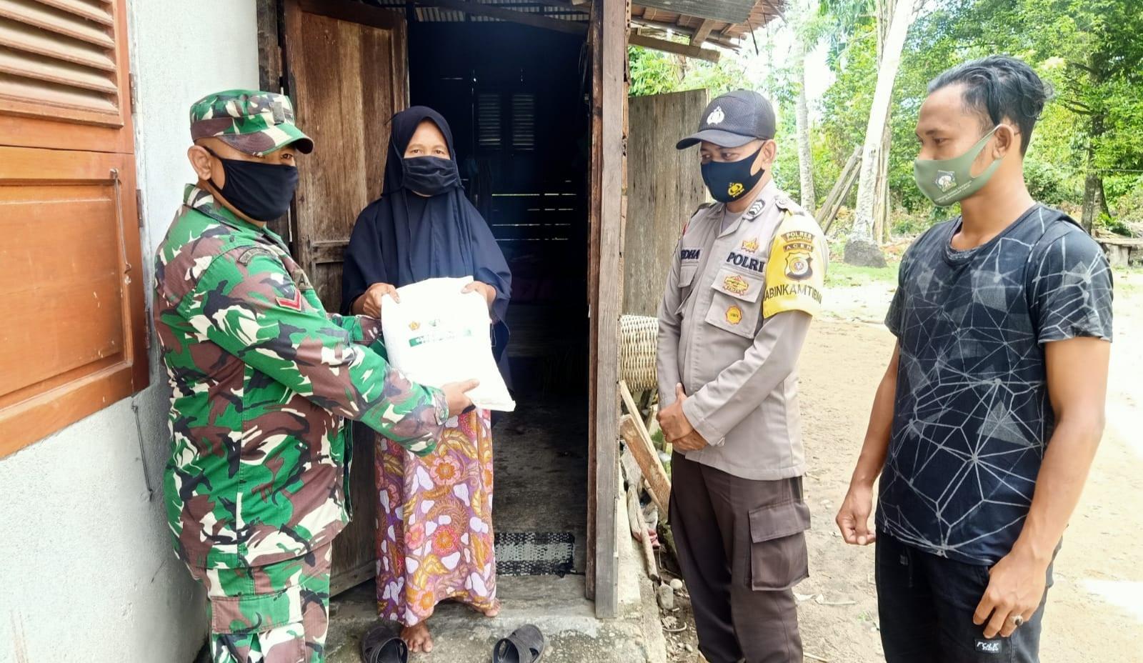 Keliling Desa, TNI/Polri Salurkan Bantuan Sosial Kepada Warga Kurang Mampu