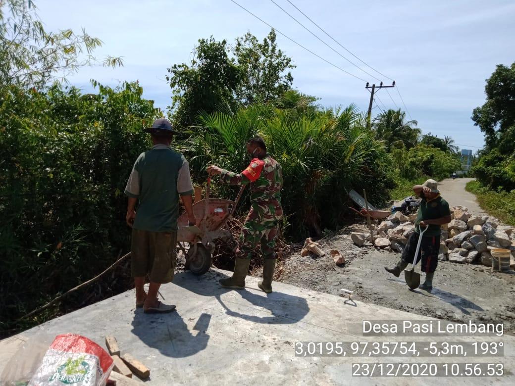 Babinsa Koramil 07/Kluet Selatan Bahu Membahu Bersama Warga Desa Binaan Bangun Talut Jembatan