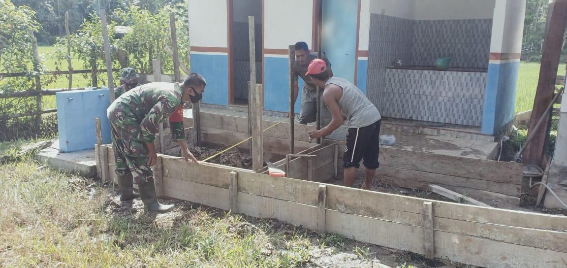 Jalin Kedekatan TNI dan Rakyat, Babinsa 01/SM Karya Bakti Bangun Tempat Wudhu Dayah Istiqamatuddin
