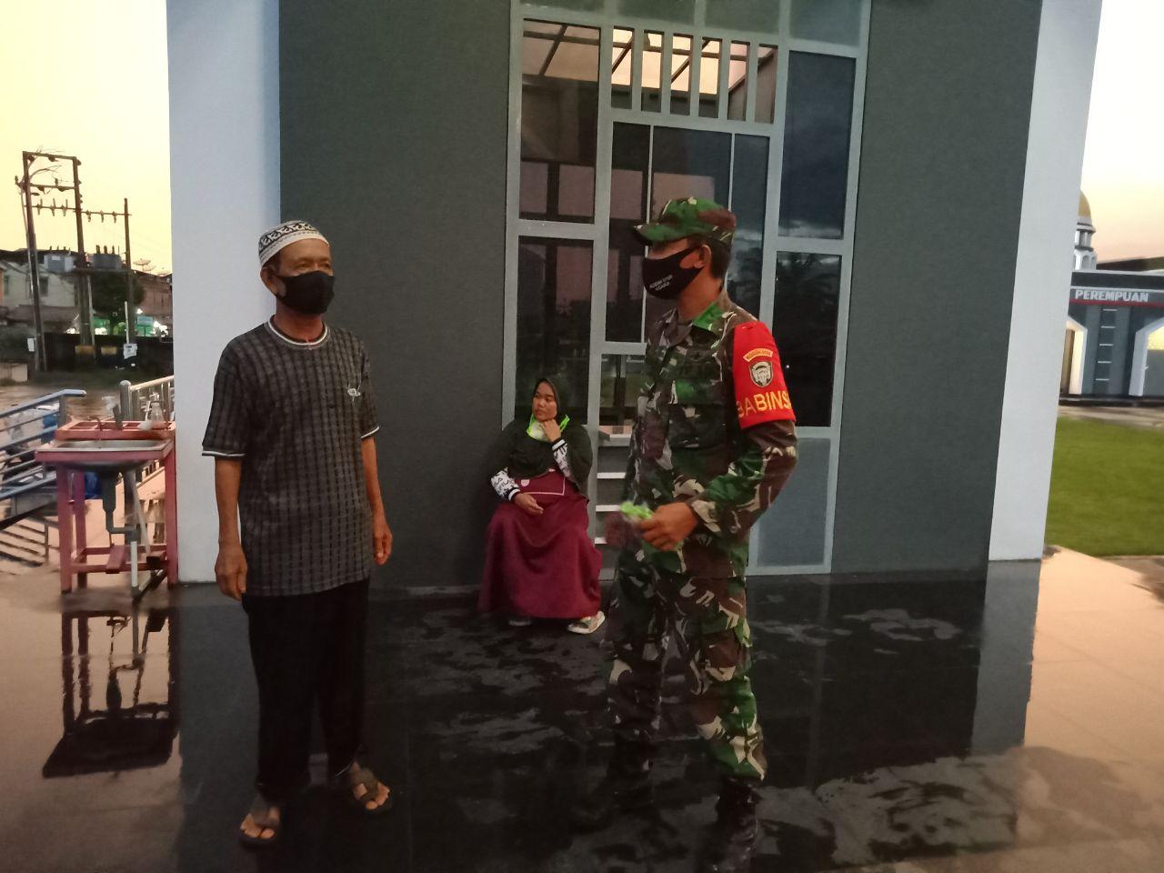 TNI Peduli Bagikan Masker Gratis Di Rumah Ibadah