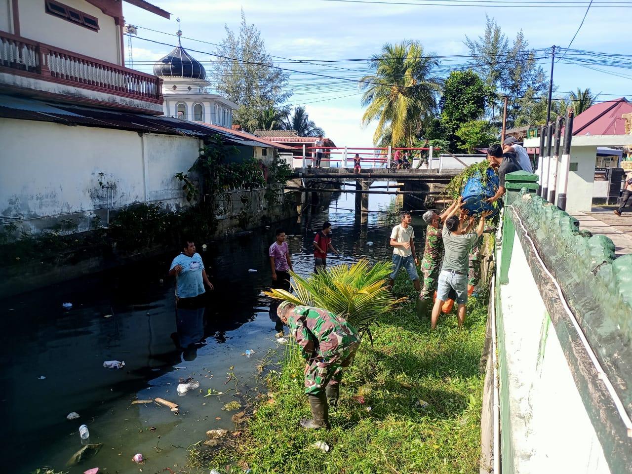Cipta Lingkungan Bersih dan Sehat, Koramil 01/TT Bersama Pemuda dan Masyarakat Lhok Bengkuang Timur Gotong Royong Bersama 