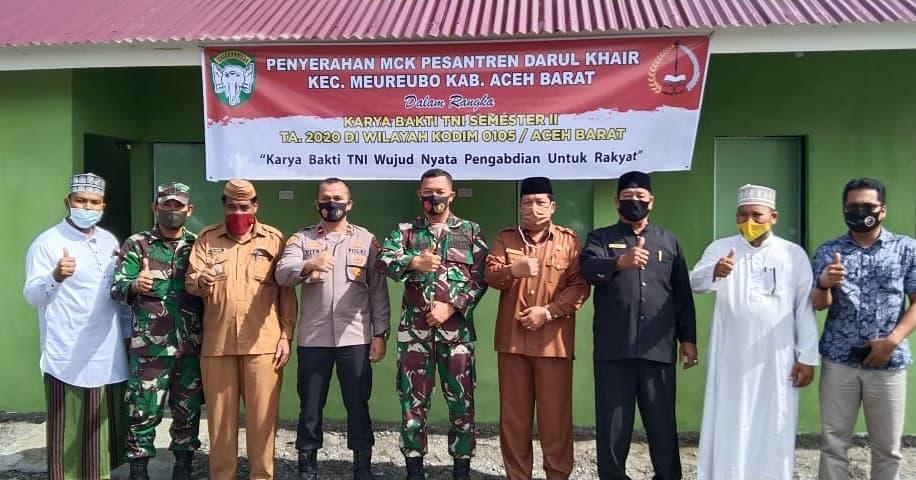 Dandim 0105/Aceh Barat Serahkan Bantuan Pembangunan MCK Dayah Darul Khair