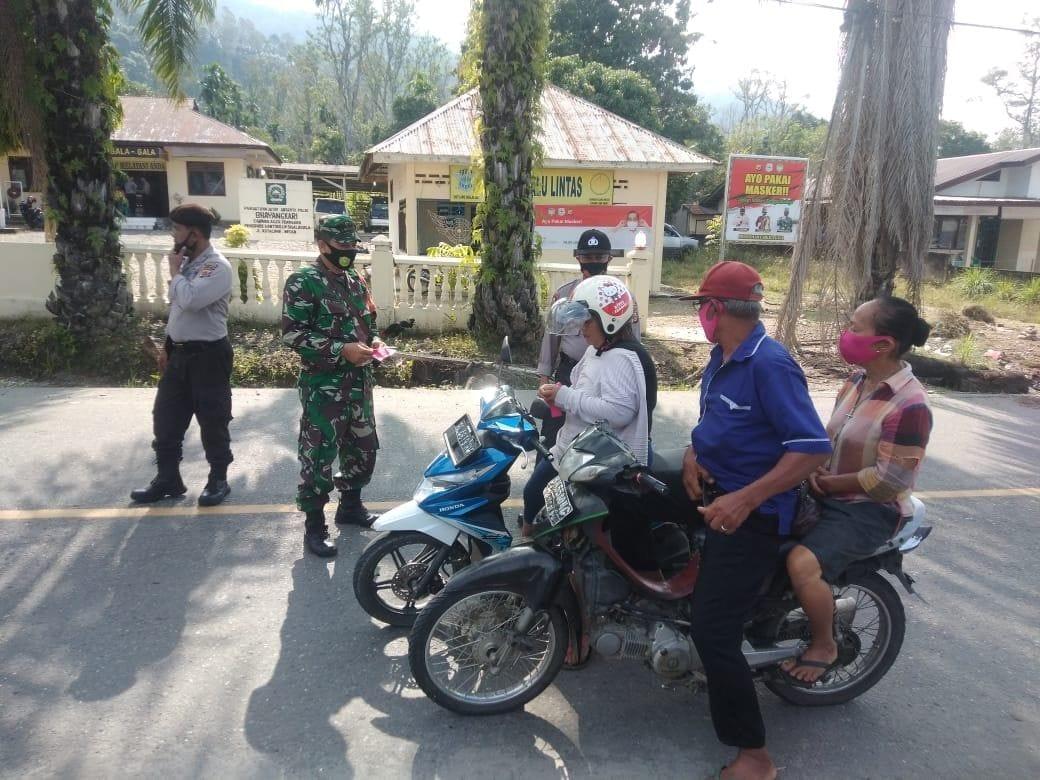 Sinergitas TNI-Polri Bagikan Masker Gratis Bagi Pengendara 