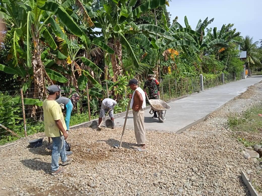 Peduli Kesulitan Rakyat Babinsa Koramil 09/Mutiara Bantu Perbaiki Jalan