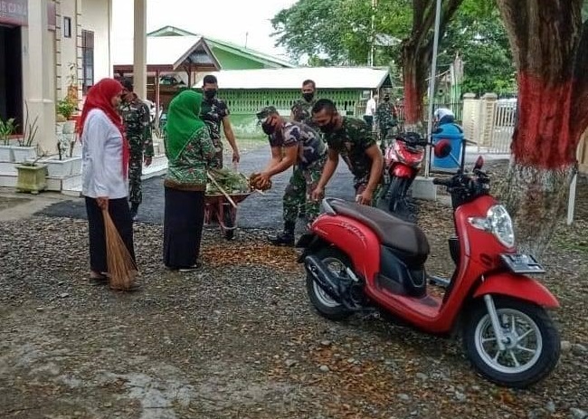 Gotong – royong Membersihkan Lingkungan Demi Menjaga Kesehatan Bersama