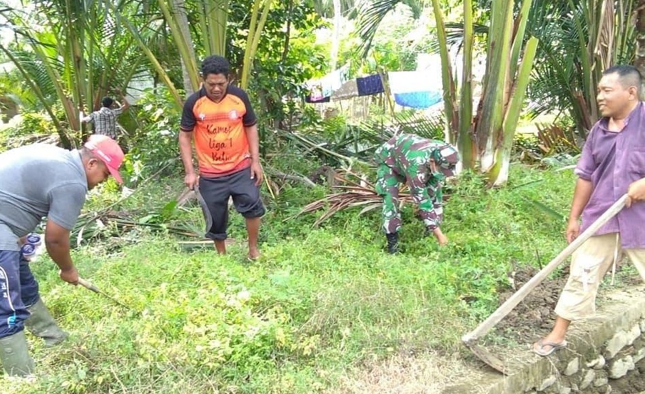 Babinsa Beri Motivasi Masyarakat Untuk Membersihkan Lingkungan