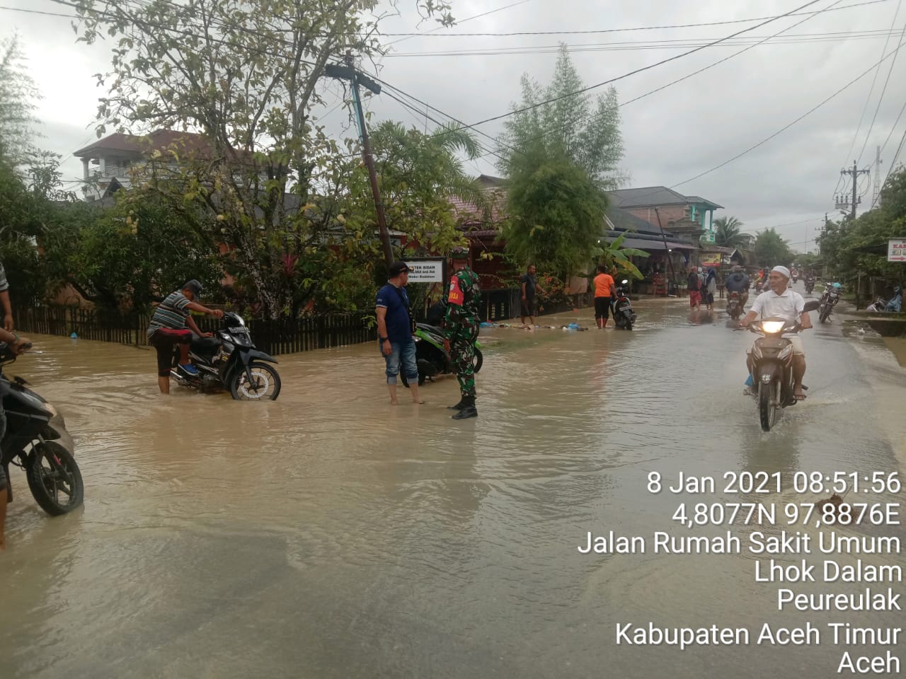 Babinsa Koramil 04/Plk Pantau Banjir Di Jalan Penghubung