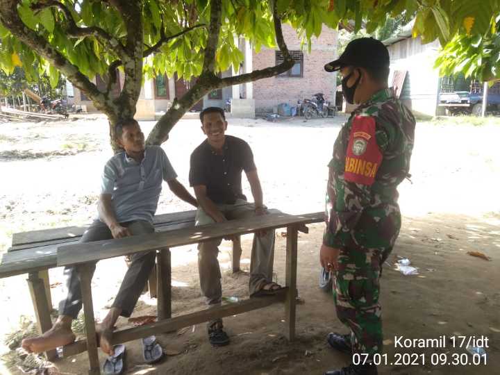 Babinsa Koramil 17/IDT Memberi Himbauan Prokes Kepada Masyarakat