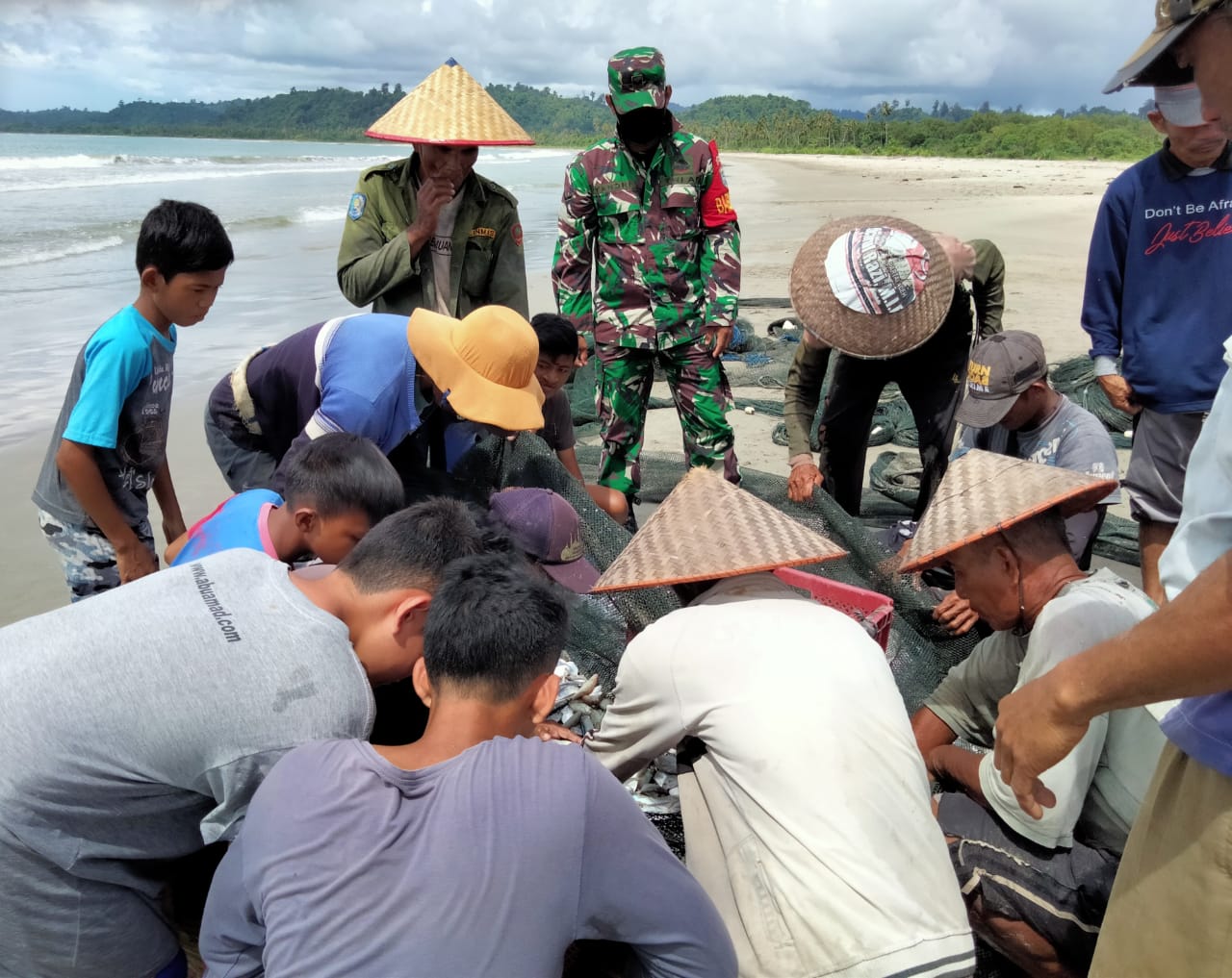 Kehadiran Babinsa Di Tengah- Tengah Nelayan Memberikan Motivasi Dan Membantu Penangkapan Ikan Dengan Cara Penarikan Pukat Di Bibir Pantai