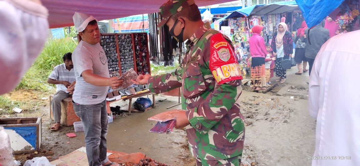 Koramil dan Muspika bagikan Masker kepada Pengunjung Pasar Tradisional