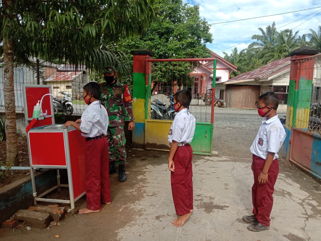 Babinsa Koramil 06/Teunom Menerapkan Tentang Protokol Keseahatan Kepada Murid SD
