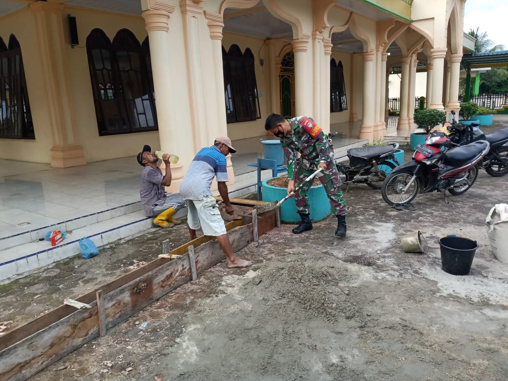 Kepedulian Seorang Koptu Yulpiko Melaksanakan Gotong-Royong Bersama