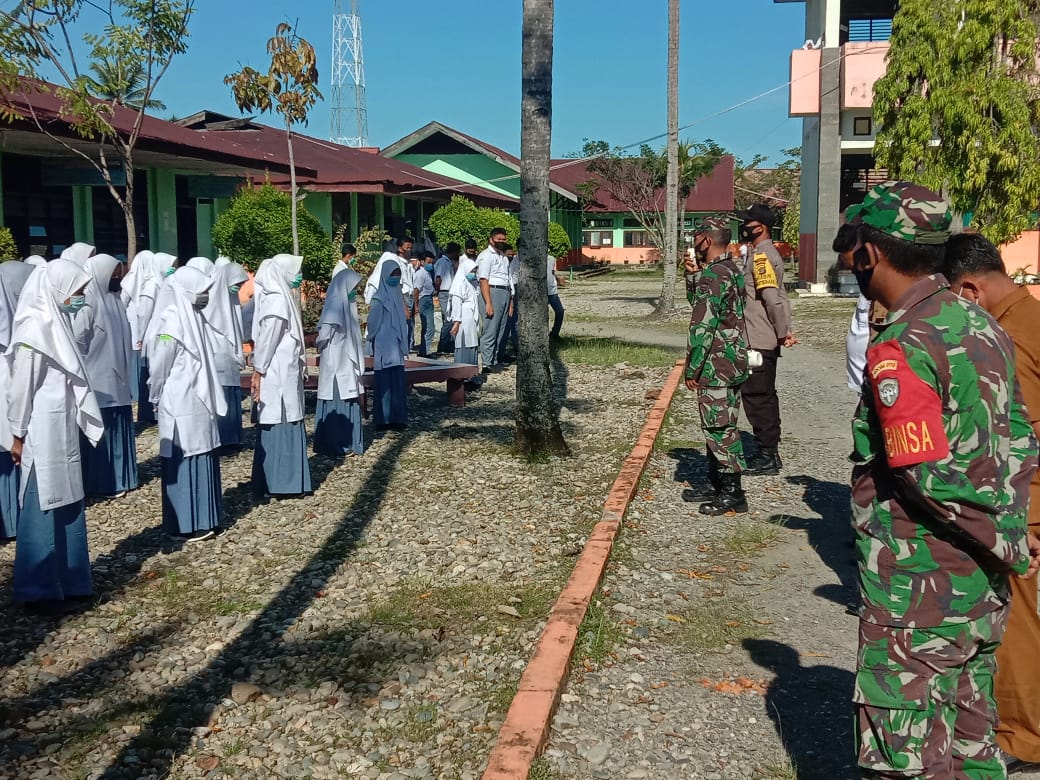 Koramil 06/Manggeng Gandeng Muspika Sosialisasikan Prokes Di Sma 2 Manggeng
