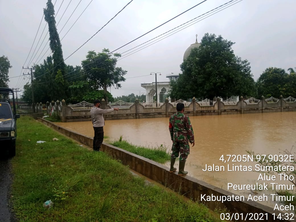 Babinsa Dan Anggota Polisi Bersama Melaksanakan Patroli Wilayah