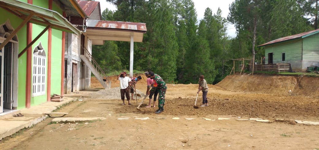 Babinsa Koramil 03/Bkj Gotong Royong Bersama Masyarakat
