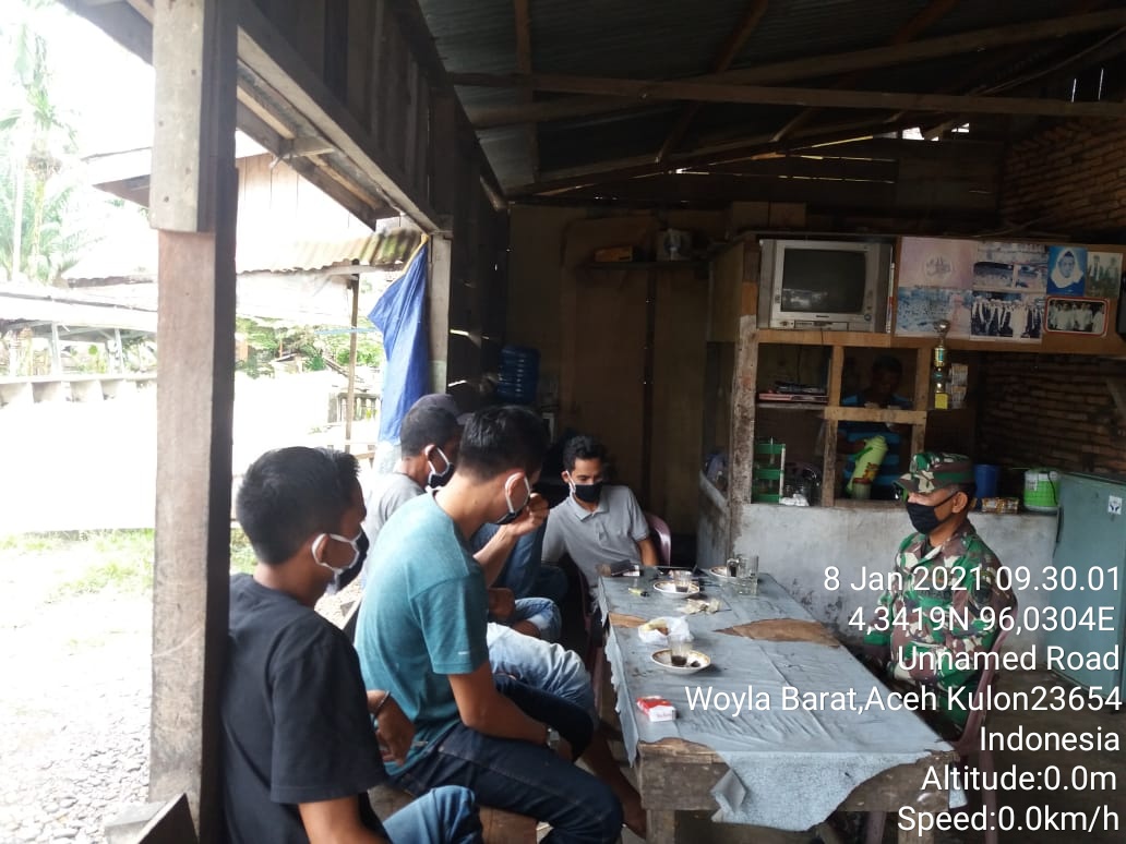 Babinsa Melaksanakan Himbauan Kepada Warga Tentang Prokes