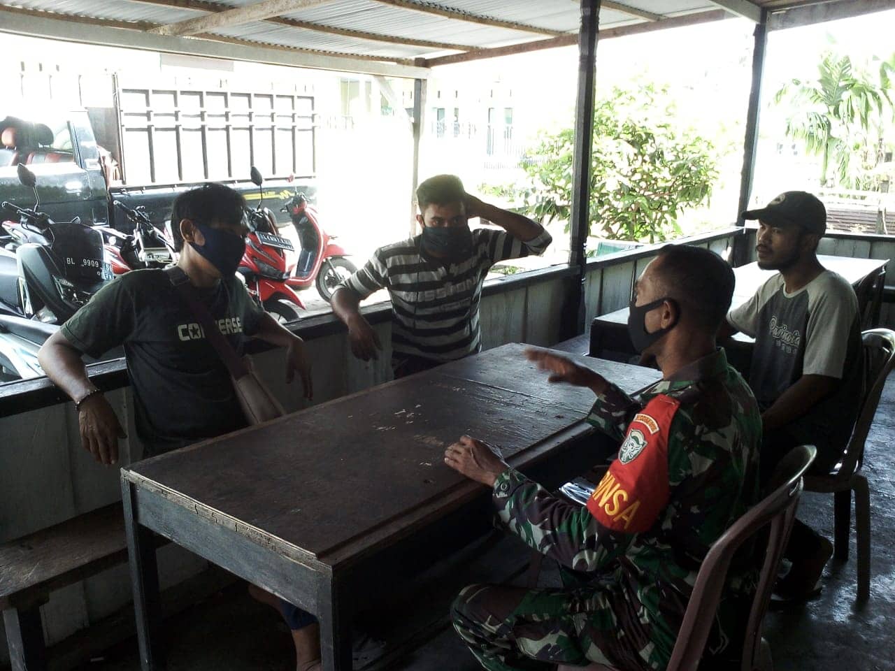 Babinsa Koramil 03 Teupah Selatan Komsos Bersama Warga