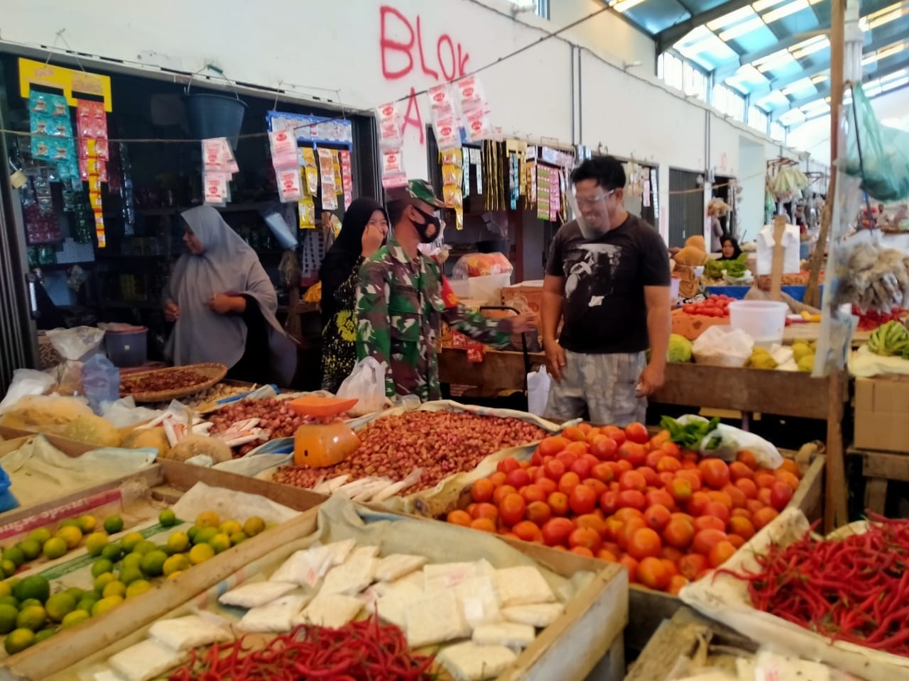 Wujudkan Kekondusifan, Babinsa Gelar Komsos Dengan Pedagang Dipasar