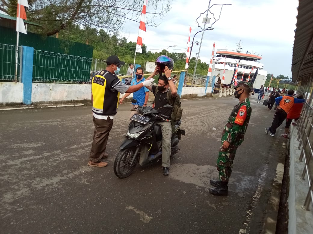 Babinsa Babinsa Koramil 01/Simtim Tetap Siaga Dalam Mencegah Penyebaran Virus Covid-19