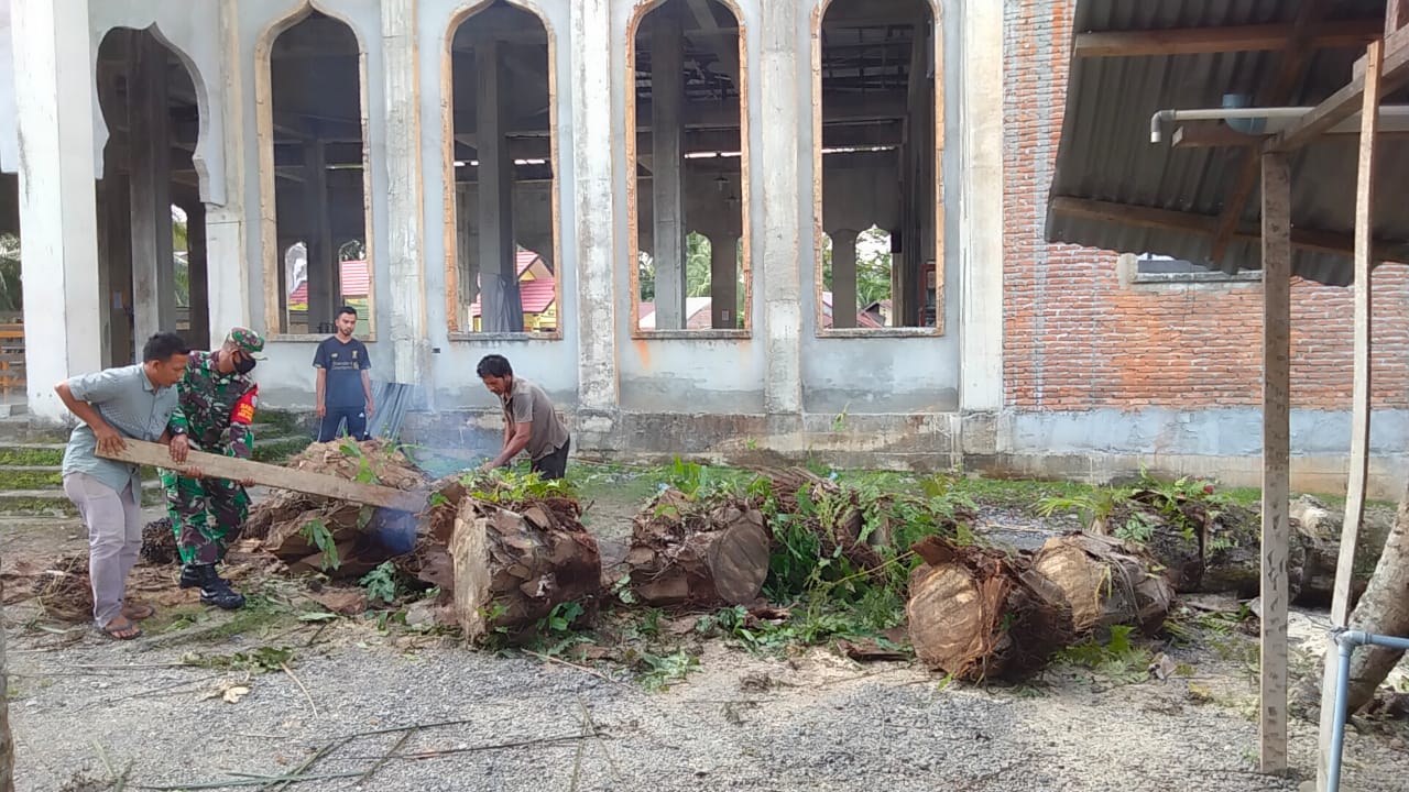 Babinsa Bersama Warga Gotong Royong Bersama Membersihkan Mesjid