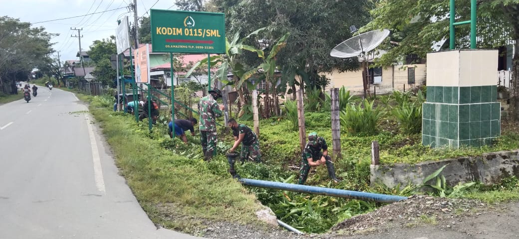 Karya bakti Kodim 0115/Simeulue bersama masyarakat bersihkan lingkungan