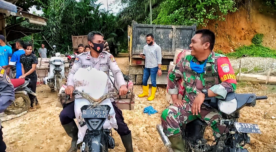 Sinergitas TNI-POLRI Birem Bayeun Antar Pasokan Makanan Untuk Korban Banjir di Pedalaman Aceh Timur