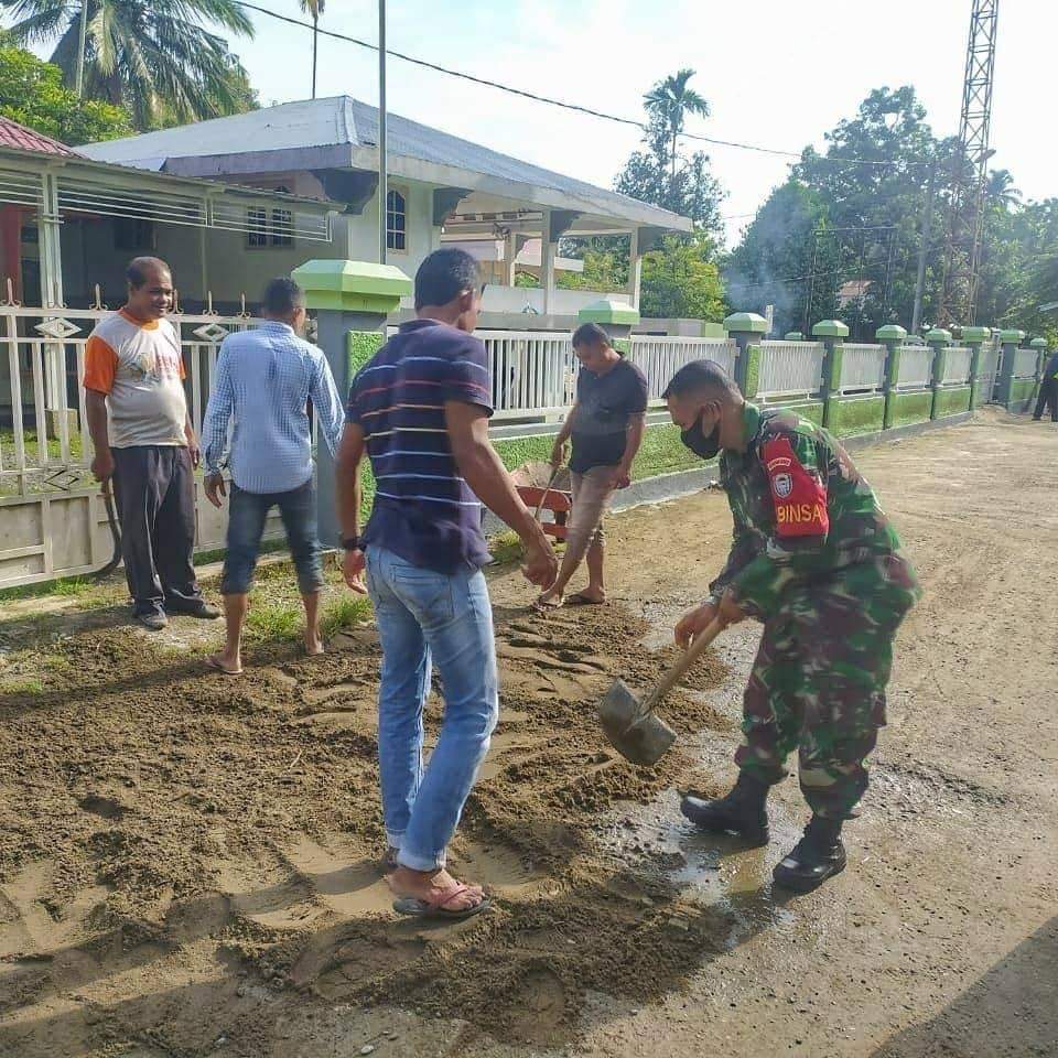 Wujudkan Rasa Nyaman Kepada Pengguna Jalan, Babinsa Bersama Warga Timbun Jalan Berlobang