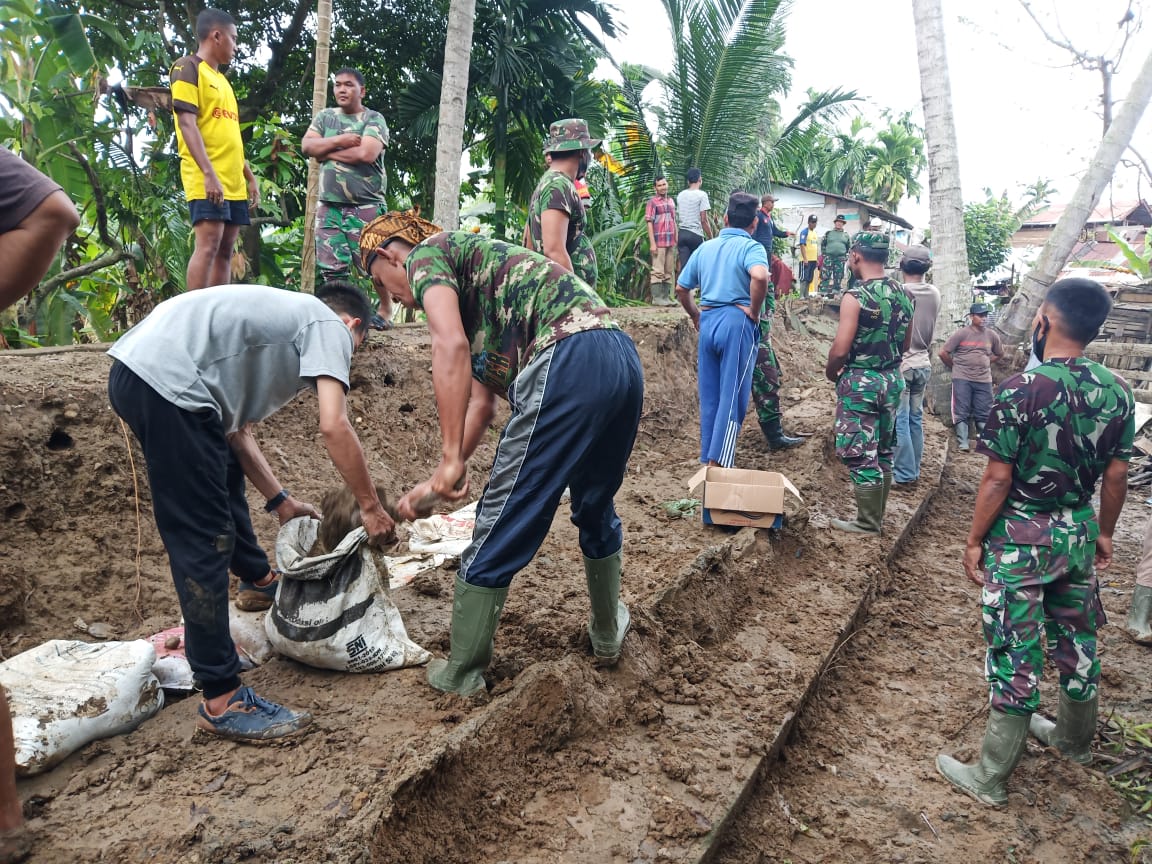 Air Banjir Meluap, TNI dan Warga Bangun Tanggul Darurat